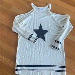 VENUS open shoulder star top